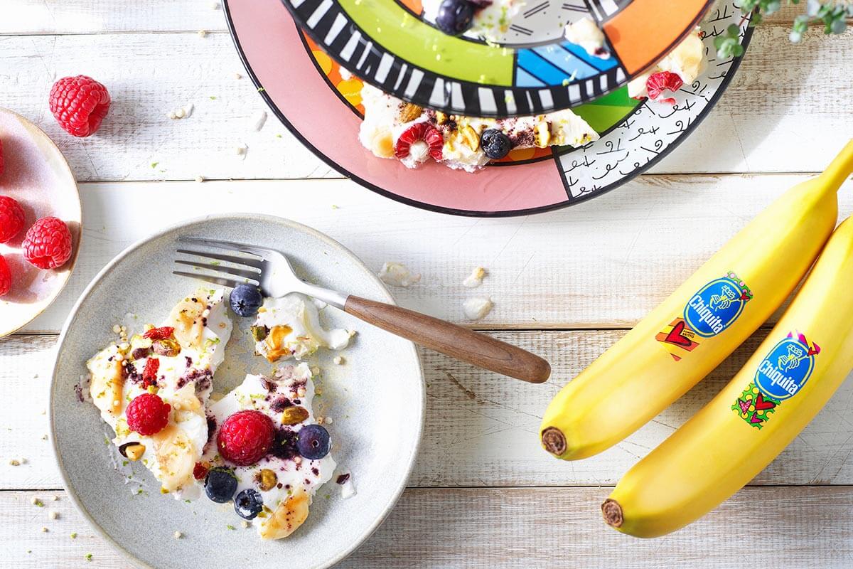 Schotsjes van bevroren yoghurt, noten en granen, Chiquita-bananen en acaibessen