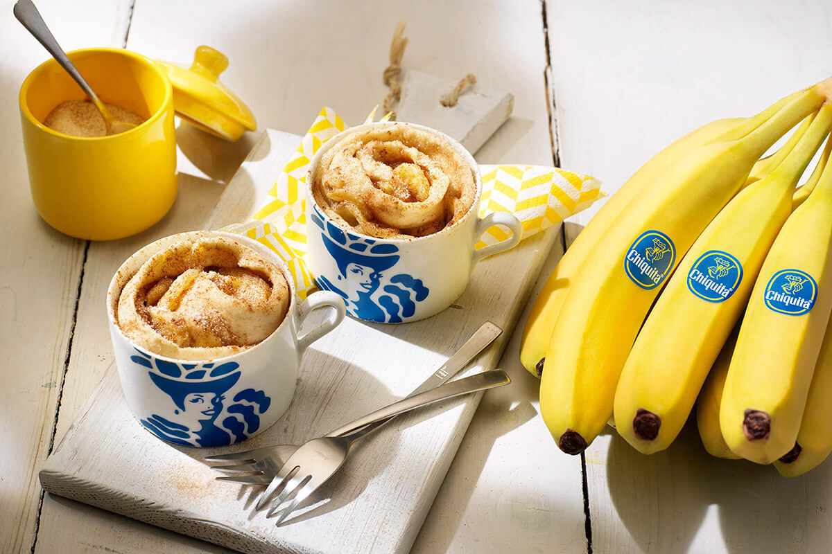 Kaneelbroodje met Chiquita-banaan in een beker