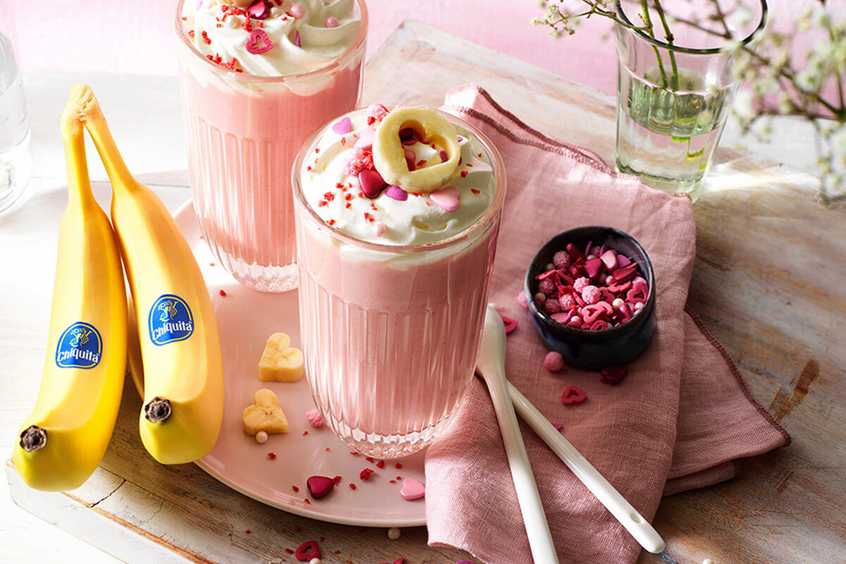 Roze warme chocolade met Chiquita-banaan voor Valentijnsdag