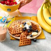 Wafels met Chiquita-bananen, bosbessen en slagroom