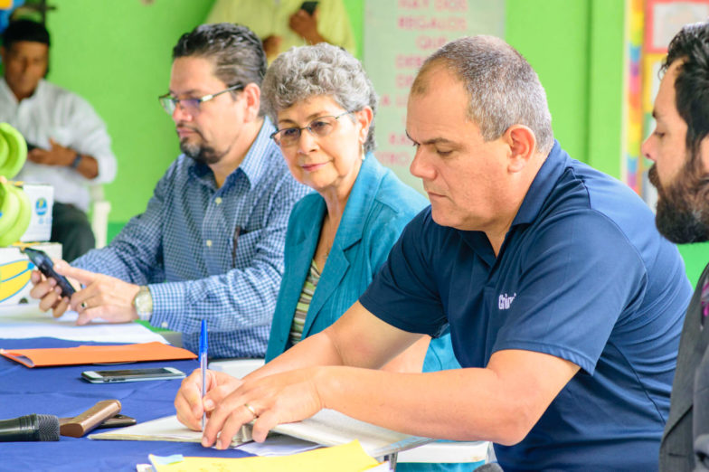 Chiquita schenkt land voor het bouwen van scholen aan het ministerie van onderwijs van Costa Rica