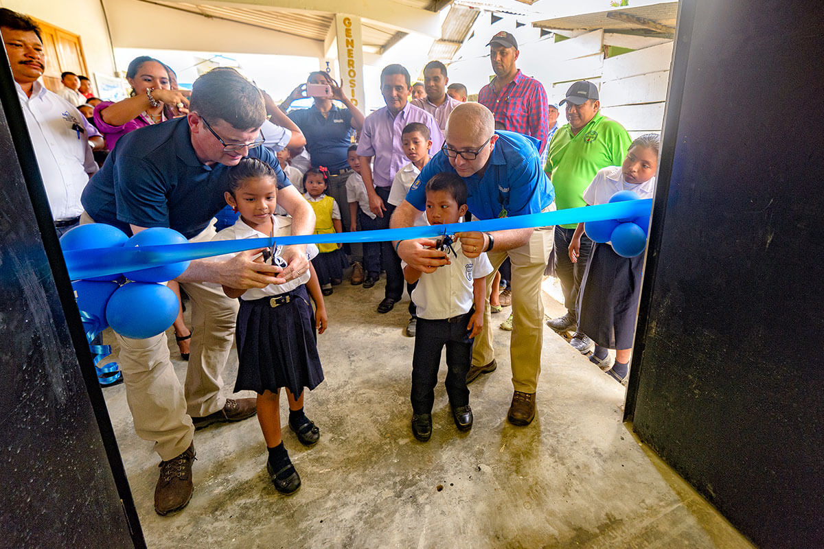 Chiquita doneert een mensa voor 330 studenten op de Barranco Medio school in Bocas del Toro
