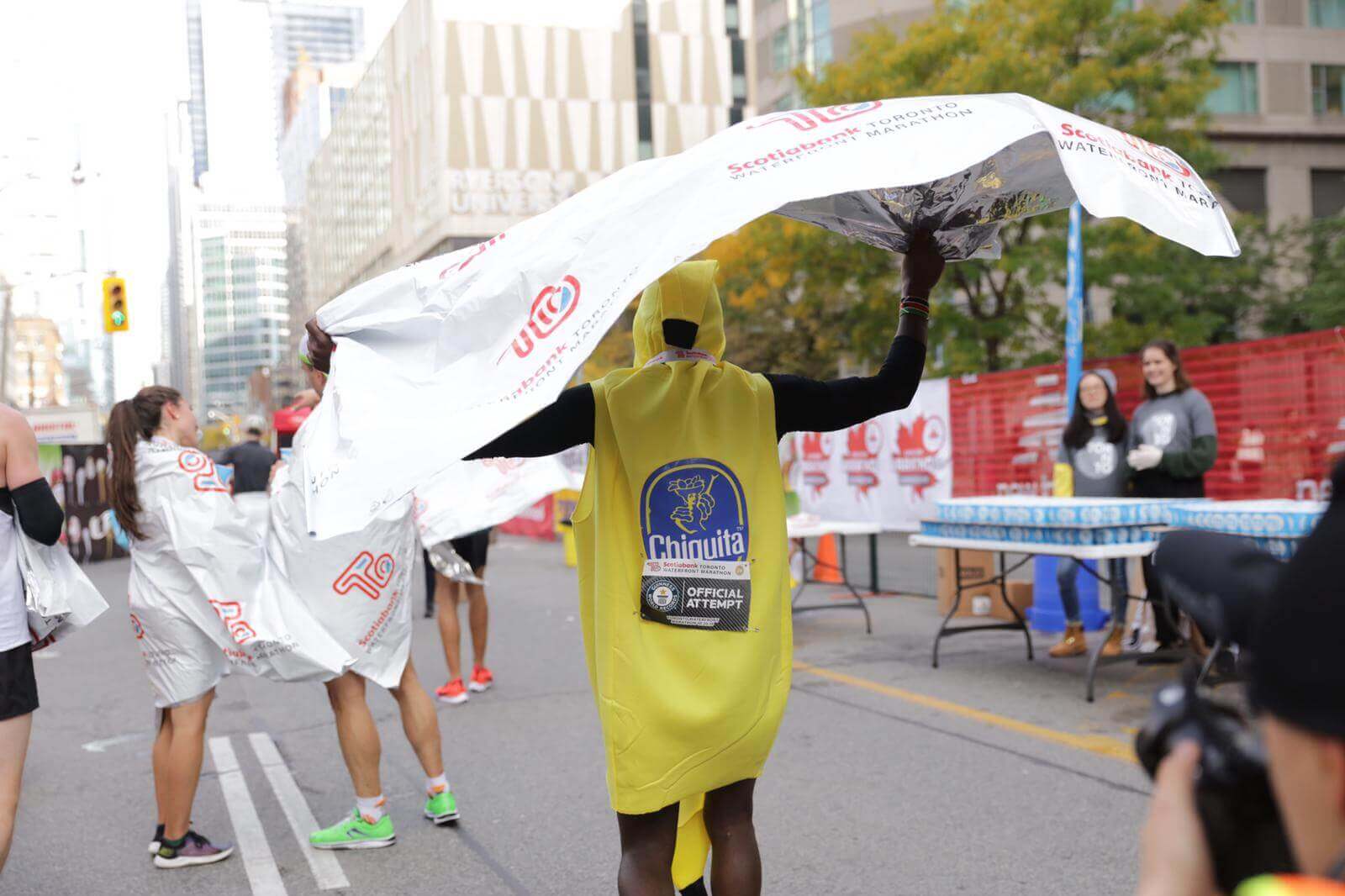 Chiquita gaat als een speer over recordbrekende hardloper