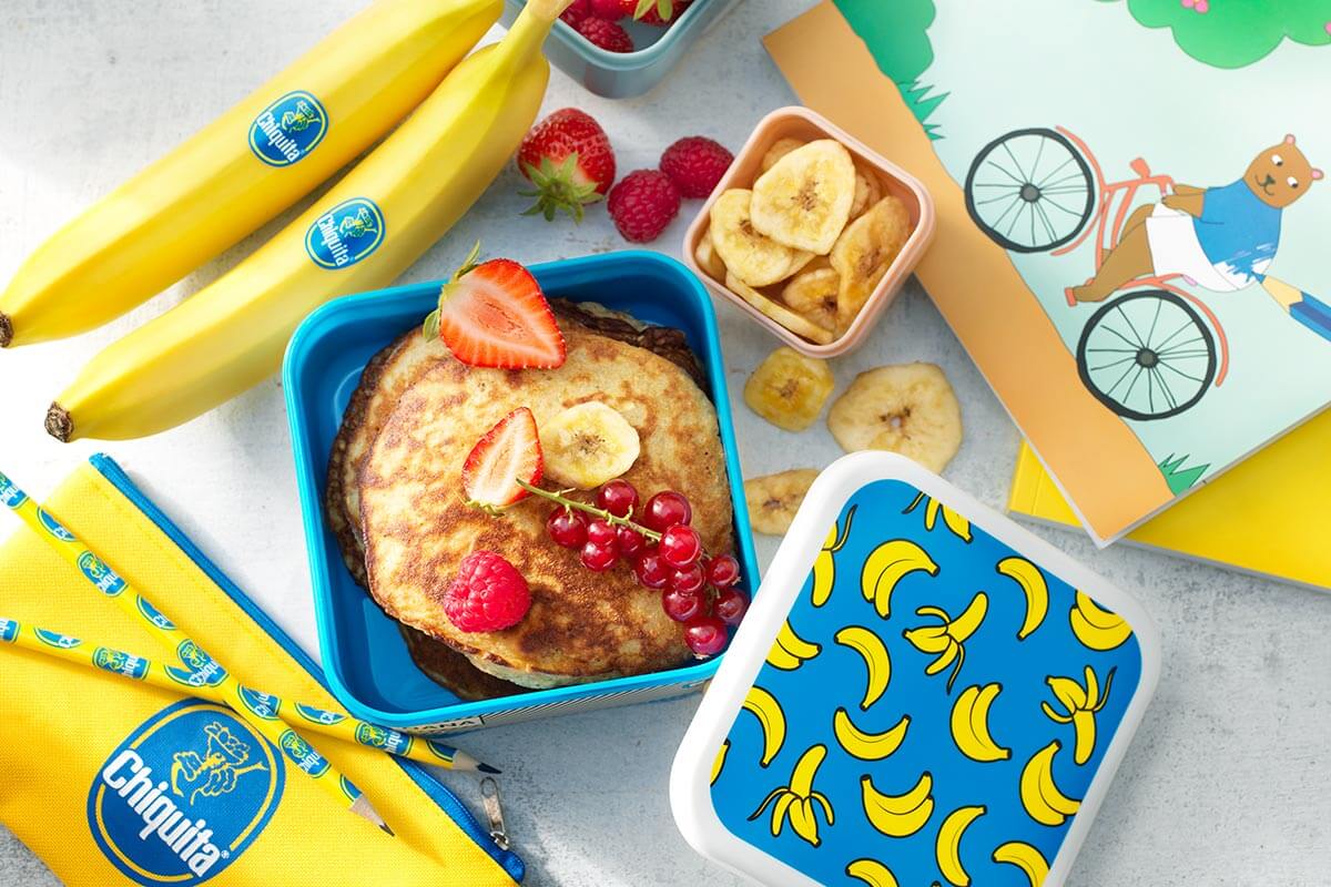 Gemakkelijke Chiquita-bananenpannenkoeken met gemengd rood fruit en bananenchips