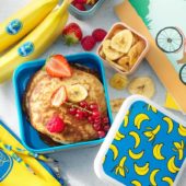 Gemakkelijke Chiquita-bananenpannenkoeken met gemengd rood fruit en bananenchips