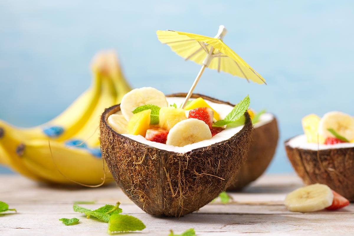 Fruitsalade in kokoskommetjes