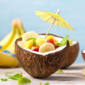 Fruitsalade in kokoskommetjes