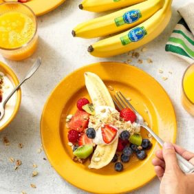 Gezonde fruitsalade met organische Chiquita-banaan en muesli-bananenyoghurt