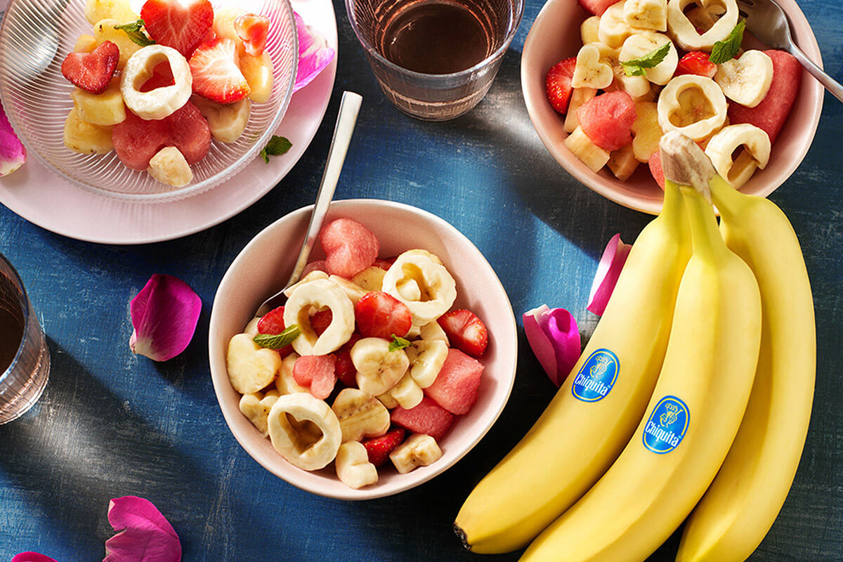 Hartvormige fruitsalade voor Valentijnsdag met Chiquita-banaan en watermeloen