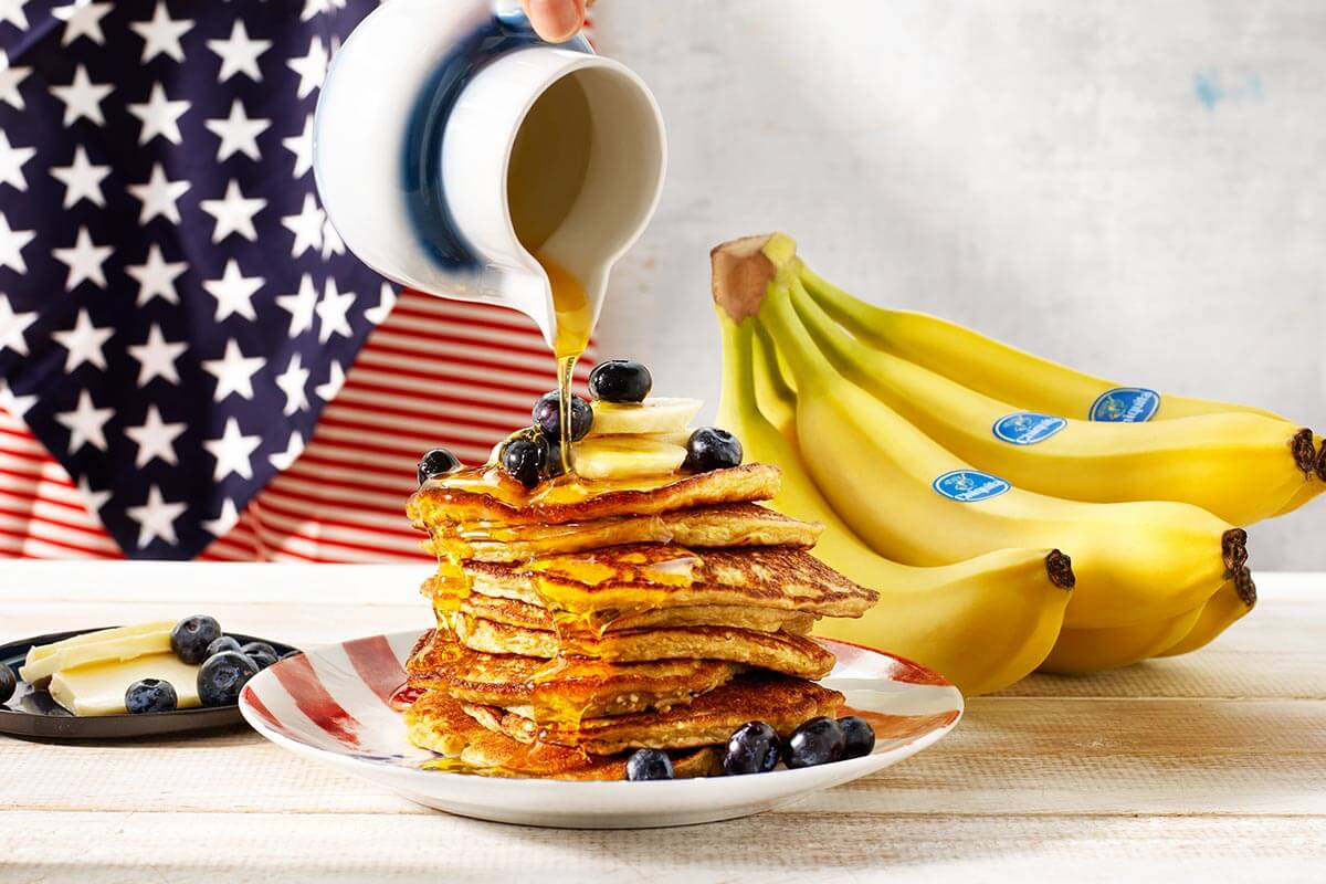 Zelfgemaakte pannenkoekjes met Chiquita-bananen en bosbessen