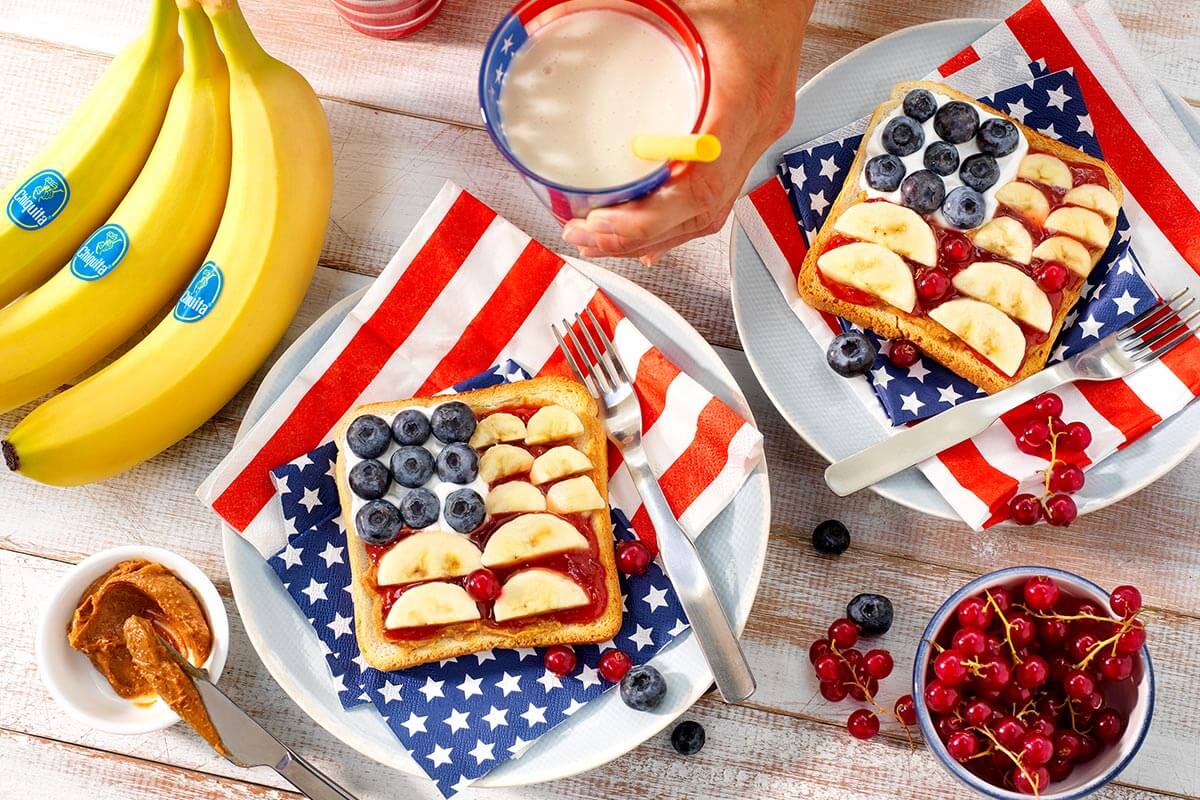 Garneer met stukjes Chiquita-banaan en bosbessen