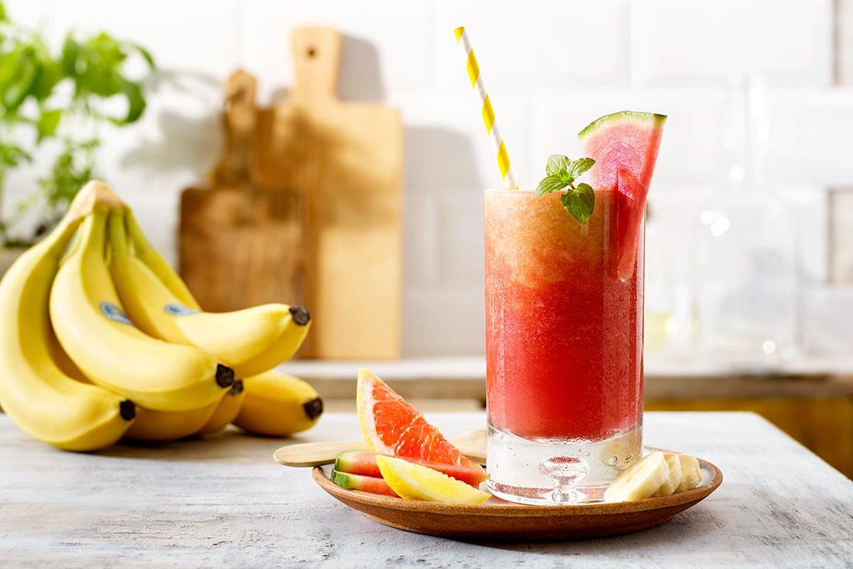 Roze zonsopgangs-mocktail met Chiquita-bananen en waterlelie