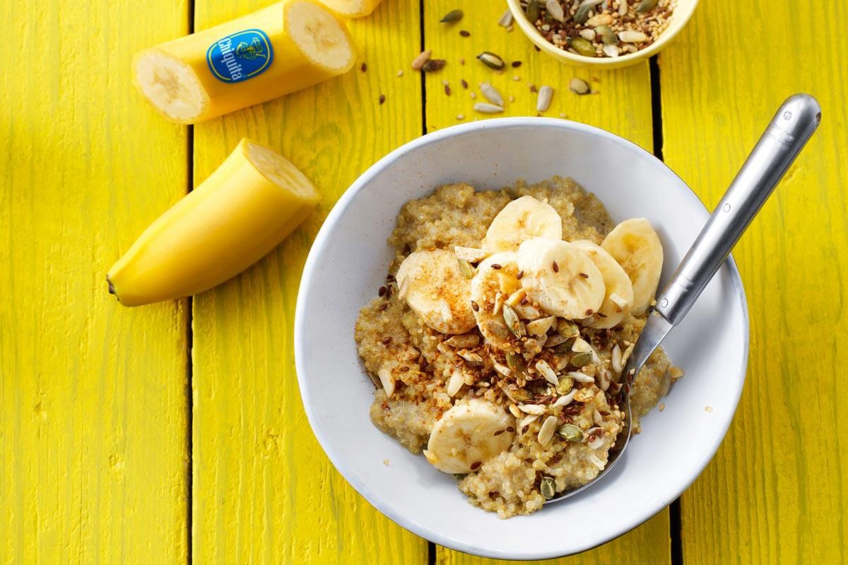 Quinoa-ontbijt met banaan, amandelen en notenboter/zaadboter
