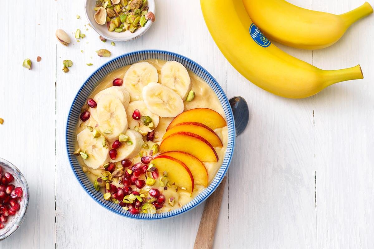 Smoothiebowl met banaan, nectarines en granaatappelpitten