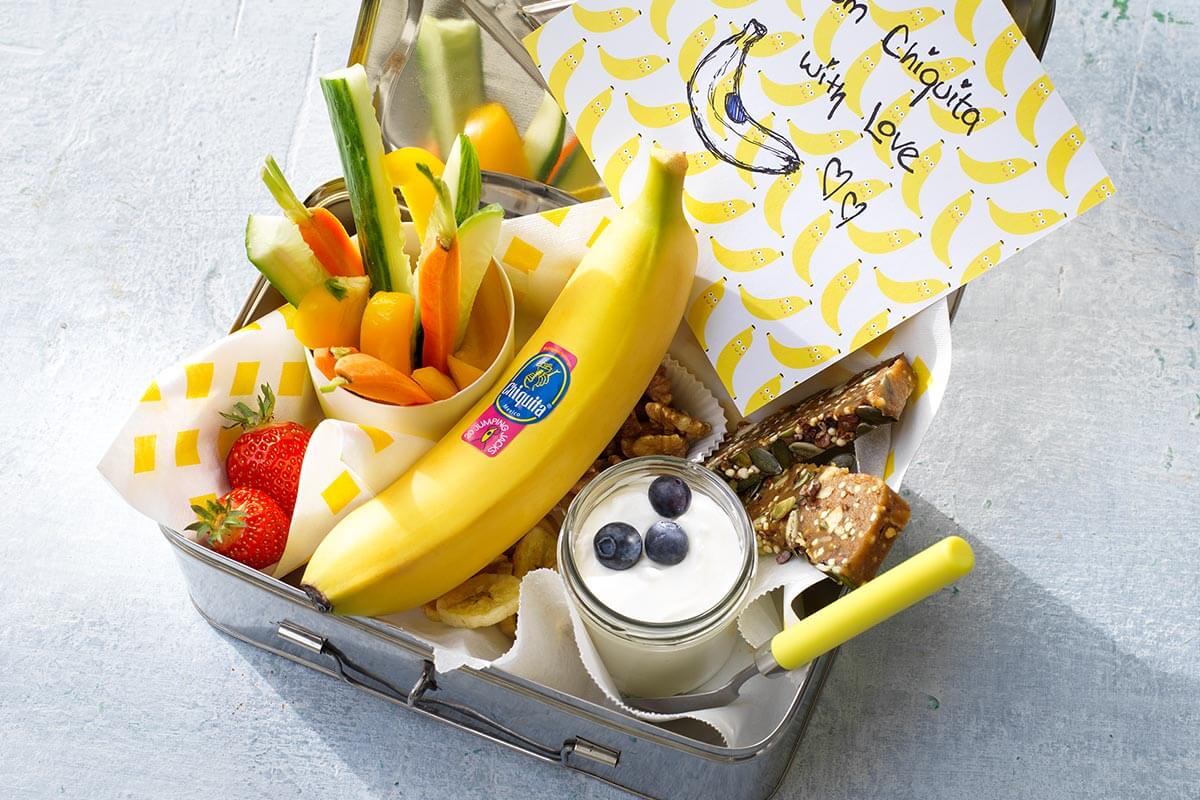 Snackbox met chips van Chiquita-banaan, groente, fruit en noten.