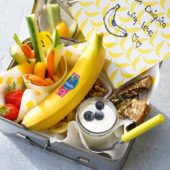 Snackbox met chips van Chiquita-banaan, groente, fruit en noten.