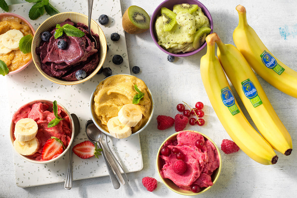 Veganistisch ijs met bolletjes Chiquita-banaan, matcha, kiwi en bessen| Chiquita-recepten