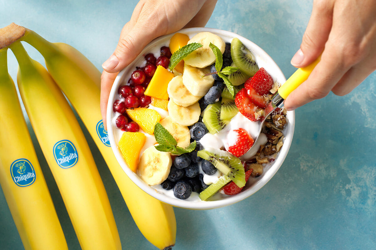 Veganistische regenboogkom met Chiquita-banaan en vers fruit