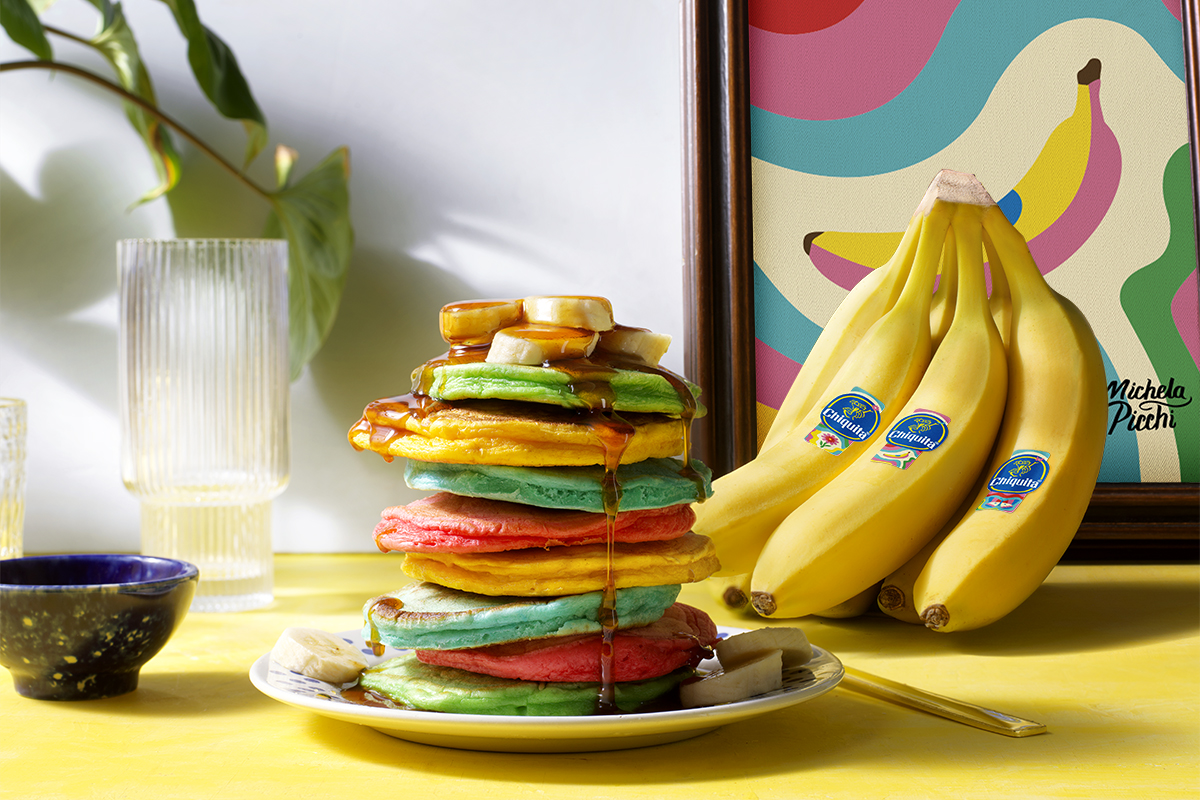 Kleurrijke luchtige pannenkoeken met Chiquita banaan