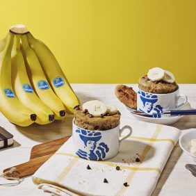 Chocoladekoekjescake in een mok met banaan van Chiquita