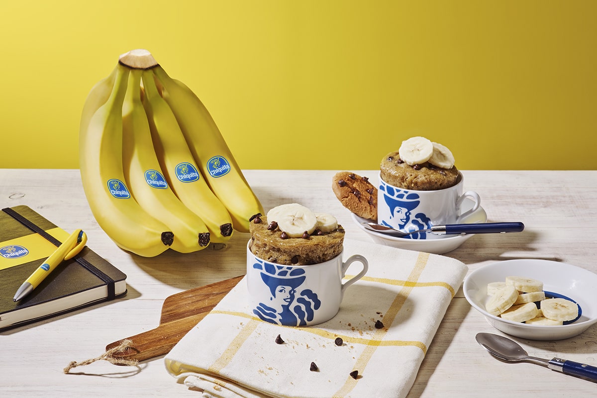 Chocoladekoekjescake in een mok met banaan van Chiquita