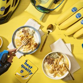 Kom met Griekse yoghurt-, banaan- en pindakaas voor na het sporten van Chiquita