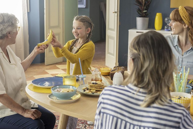 Linda deelt Chiquita-banaan met haar familie