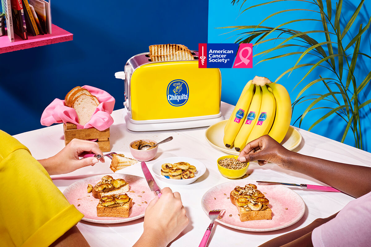 Veganistische toast met Chiquita banaan en zonneboter met zonnebloempitten