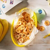 Licht gezouten snack van bananenchips uit de airfryer