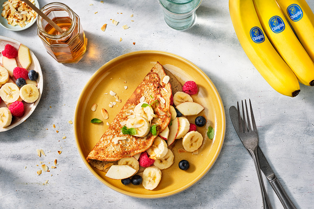 Luchtige bananenomelet, met banaan, appel en frambozen