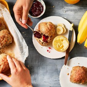 Geen suiker, zonder kneden, echt bananenbrood met dadels met één kom