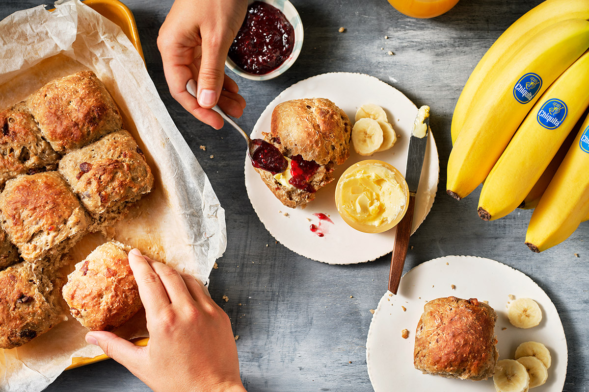 Geen suiker, zonder kneden, echt bananenbrood met dadels met één kom