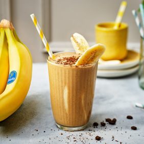 Koffie-eiwitshake met pindakaas en banaan