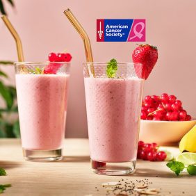 Roze Chiquita-banaan-aalbessenshake