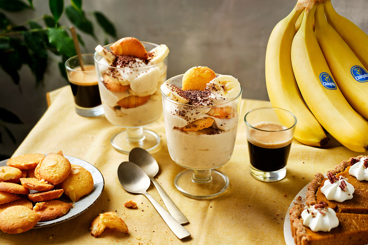 Klassieke bananen-kastanjepudding met vanille amandelkoekjes