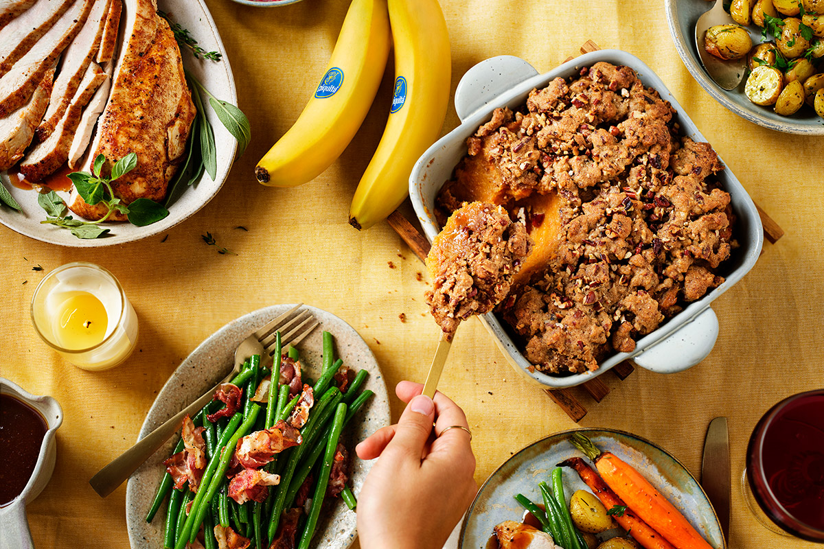 Puree van banaan en zoete aardappel gegarneerd met kaneel-pecanstreusel