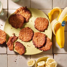 Veganistische amandelboter-banaan-kokoskoekjes