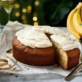 Vasilopita-nieuwjaarstaart met bananenglazuur