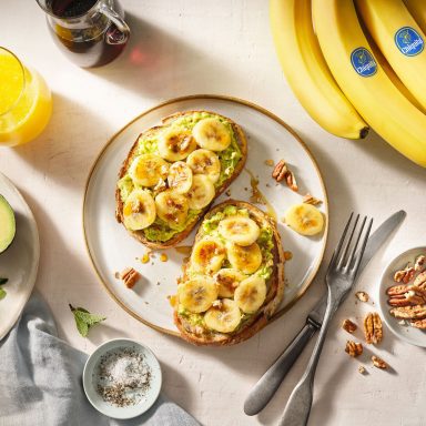 Ontbijttoast met avocado en Chiquita-banaan